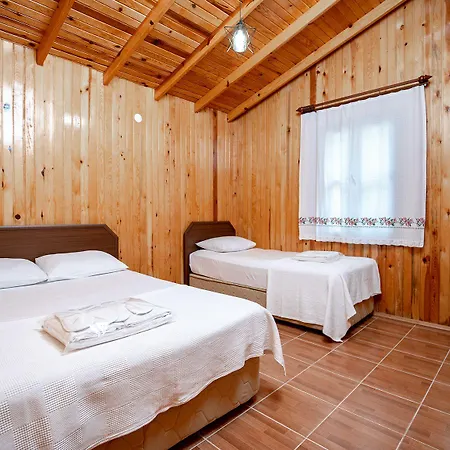 Cuhadar Ahsap Evleri * פלמוטבוקו